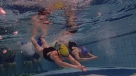 Podczas audycji opowiadamy o tym jak wyglądają przygotowania do startu w Triathlonie grupy pływackiej początkującej od podstaw pływania na małym basenie jak i grupy średnio zaawansowanej doskonalącej technikę pływania na dużym basenie.