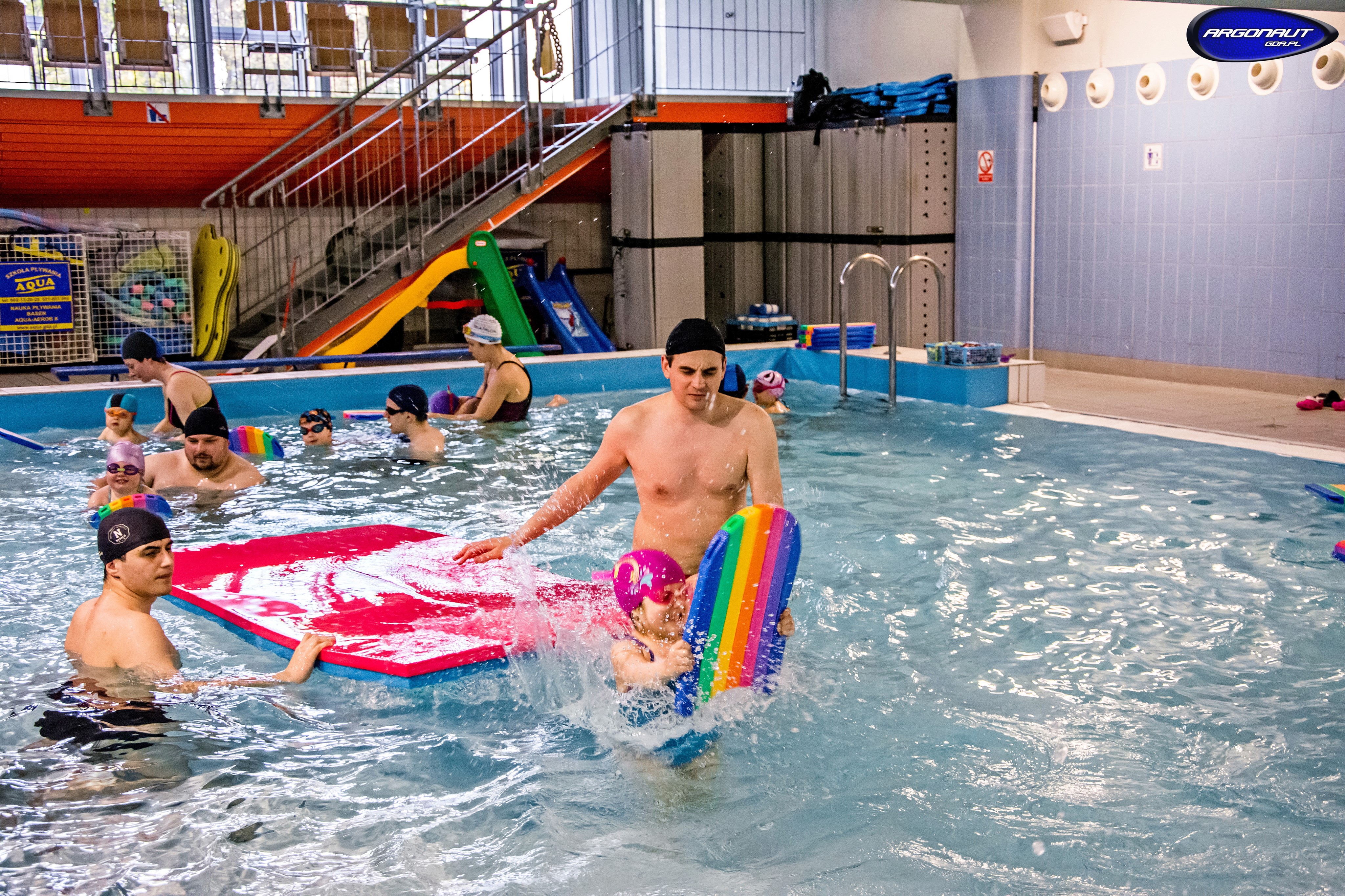 Zapraszamy na rodzinne zajęcia nauki pływania dostosowane do możliwości dziecka podczas których najmłodsi oswoją się ze środowiskiem wodnym